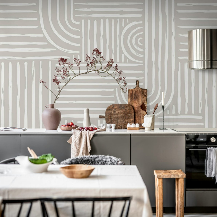 Tapet abstract cu linii geometrice albe pe un fundal albastru delicat. Tapetul este decorat într-un living modern.