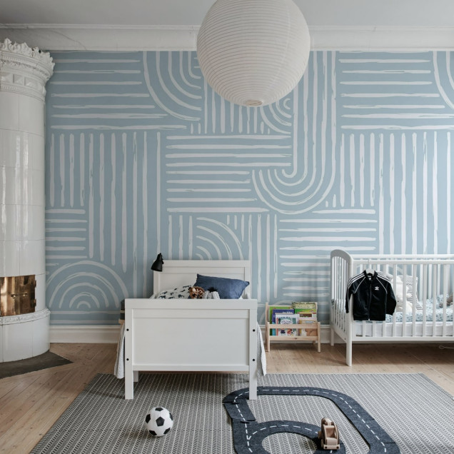Tapet abstract cu linii geometrice albe pe un fundal albastru delicat. Tapetul este decorat într-un living modern.