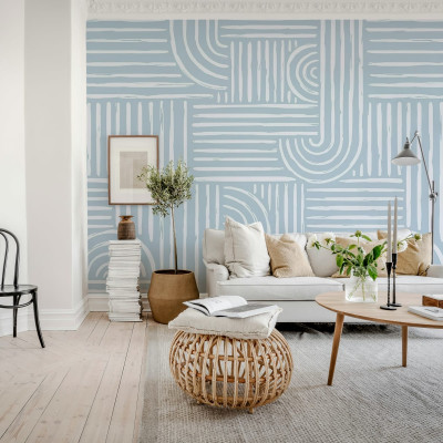 Tapet abstract cu linii geometrice albe pe un fundal albastru delicat. Tapetul este decorat într-un living modern.