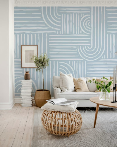 Tapet abstract cu linii geometrice albe pe un fundal albastru delicat. Tapetul este decorat într-un living modern.