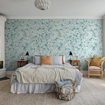 Dormitor decorat cu tapet floral cu flori de cireș albastre