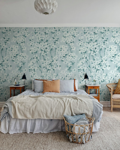 Dormitor decorat cu tapet floral cu flori de cireș albastre