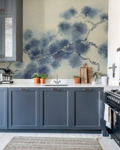 Tapet cu ramură de pin albastră, design minimalist, perfect pentru o bucătărie modernă
