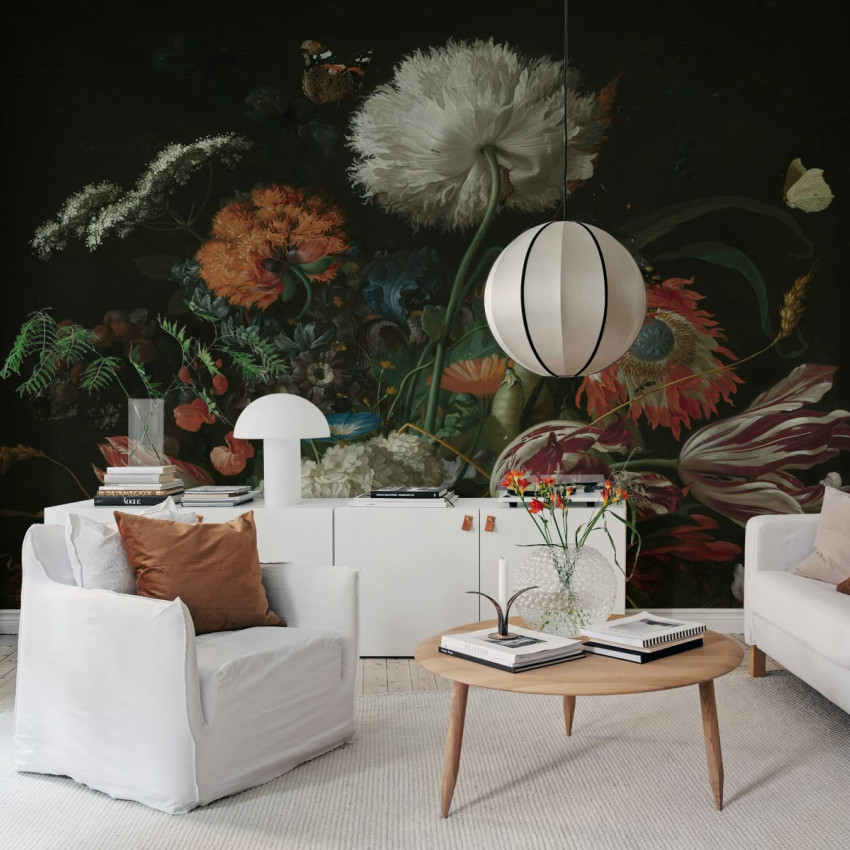Tapet floral Bold Bouquet cu flori albe si negre pe fundal negru, ideal pentru living, dormitor sau birou.