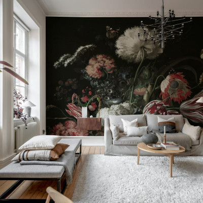Tapet floral cu flori roz pastel pe un fundal întunecat, perfect pentru living, dormitor sau hol.