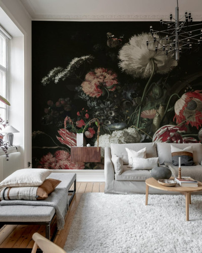 Tapet floral cu flori roz pastel pe un fundal întunecat, perfect pentru living, dormitor sau hol.