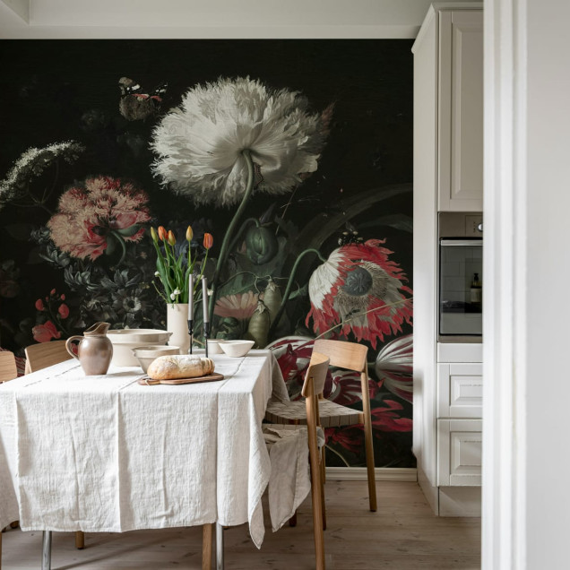 Tapet floral cu flori roz pastel pe un fundal întunecat, perfect pentru living, dormitor sau hol.