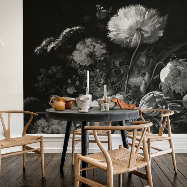 Tapet floral Bold Bouquet cu flori albe si negre pe fundal negru, ideal pentru living, dormitor sau birou.