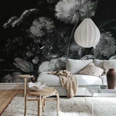 Tapet floral Bold Bouquet cu flori albe si negre pe fundal negru, ideal pentru living, dormitor sau birou.