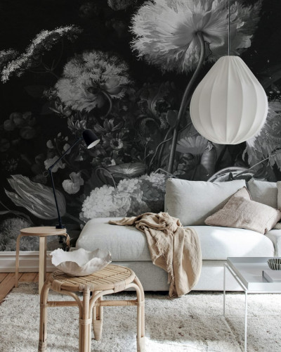Tapet floral Bold Bouquet cu flori albe si negre pe fundal negru, ideal pentru living, dormitor sau birou.
