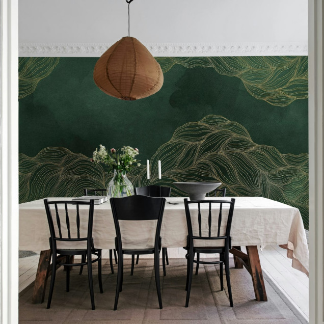 Tapet verde smarald cu puncte aurii în living modern
