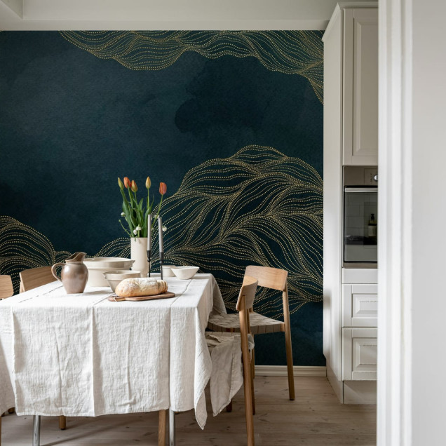 Dormitor decorat cu tapet bleumarin cu puncte aurii