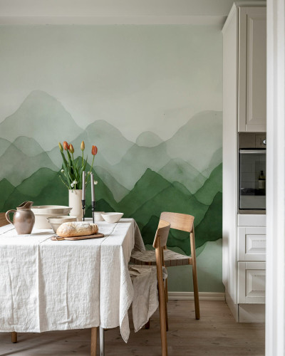 Tapet Watercolor Mountain, Green, cu design de acuarelă, prezintă munți verzi luxuriante, creând o atmosferă relaxantă și liniștitoare.