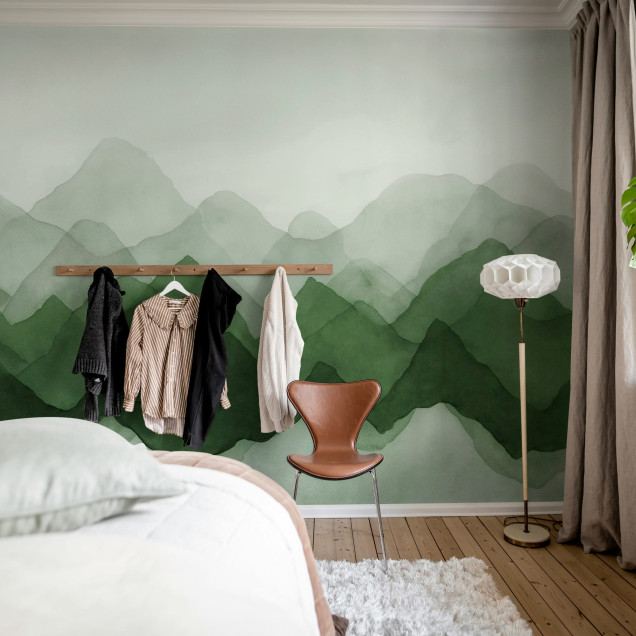 Tapet Watercolor Mountain, Green, cu design de acuarelă, prezintă munți verzi luxuriante, creând o atmosferă relaxantă și liniștitoare.
