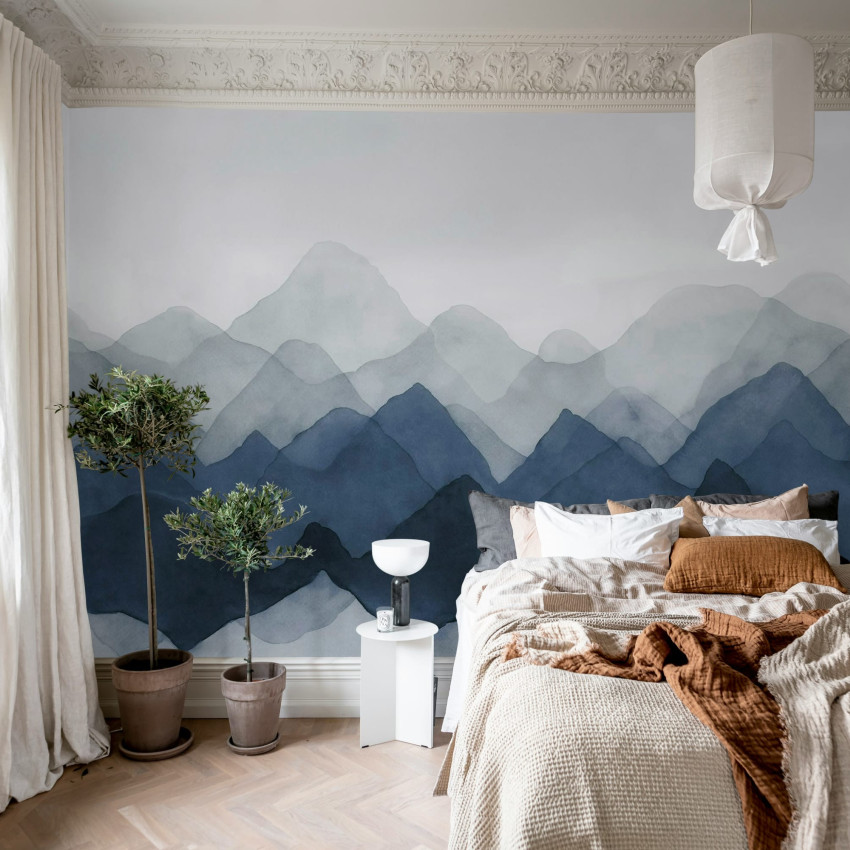 Tapet cu model de munți în nuanțe de gri și negru, pictat cu acuarelă. Design modern, elegant, perfect pentru living, dormitor sau birou.