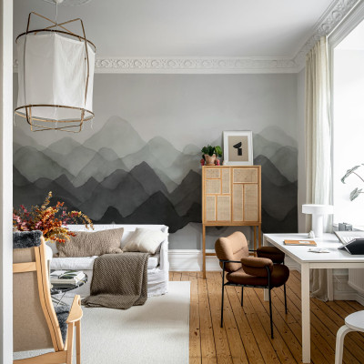 Tapet cu model de munți în nuanțe de gri și negru, pictat cu acuarelă. Design modern, elegant, perfect pentru living, dormitor sau birou.