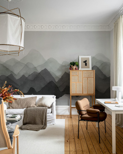 Tapet cu model de munți în nuanțe de gri și negru, pictat cu acuarelă. Design modern, elegant, perfect pentru living, dormitor sau birou.