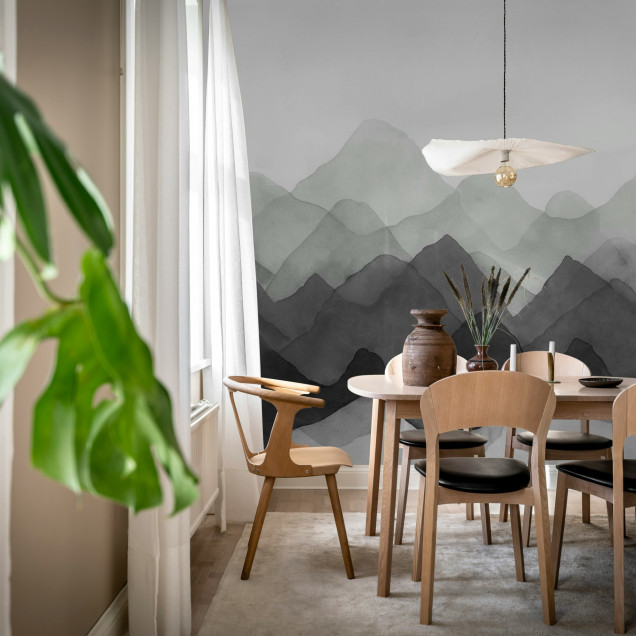 Tapet cu model de munți în nuanțe de gri și negru, pictat cu acuarelă. Design modern, elegant, perfect pentru living, dormitor sau birou.