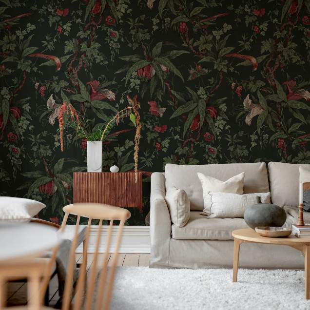 Bucătărie elegantă cu tapet floral și vegetal pe fond negru