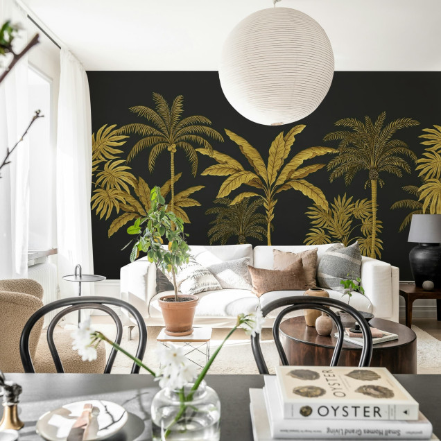 Tapet decorativ cu palmiers aurii pe fundal negru într-un dormitor elegant