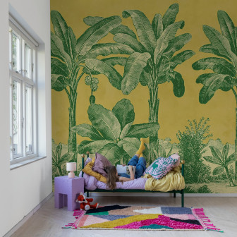Tapet cu design tropical galben și verde în decor de interior.
