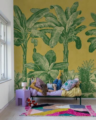 Tapet cu design tropical galben și verde în decor de interior.
