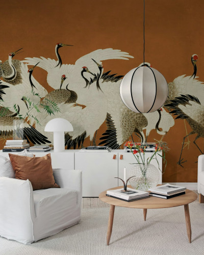 Tapet decorativ cu scene orientale și culori calde într-un living elegant