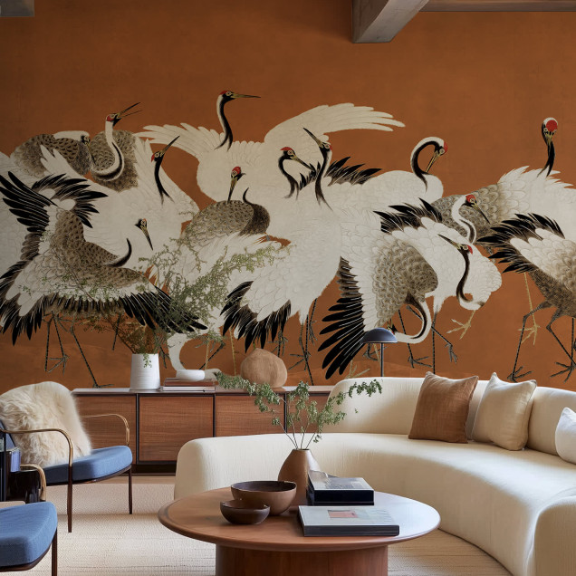 Tapet decorativ cu scene orientale și culori calde într-un living elegant