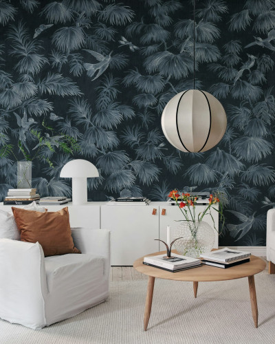 Tapet floral cu design elegant într-un living modern