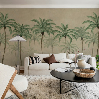 Tapet bej cu design de palmieri într-un living decorat