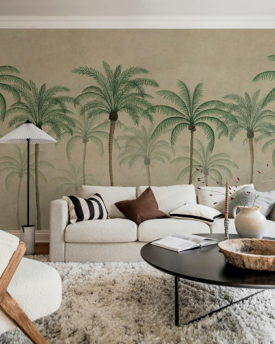 Tapet bej cu design de palmieri într-un living decorat
