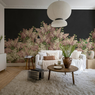 Tapet floral pe fundal negru într-un interior elegant