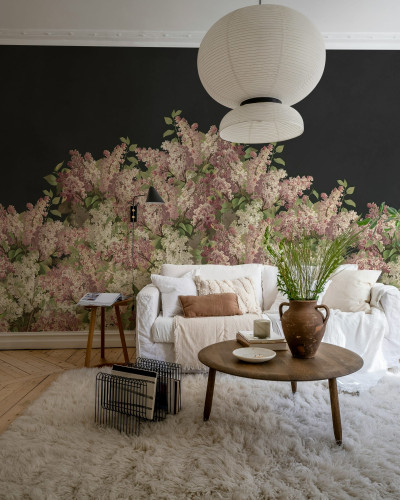 Tapet floral pe fundal negru într-un interior elegant
