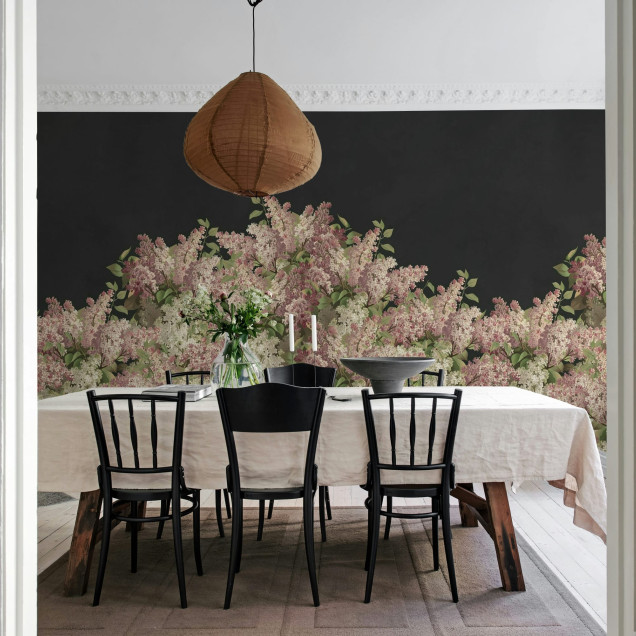 Tapet floral pe fundal negru într-un interior elegant