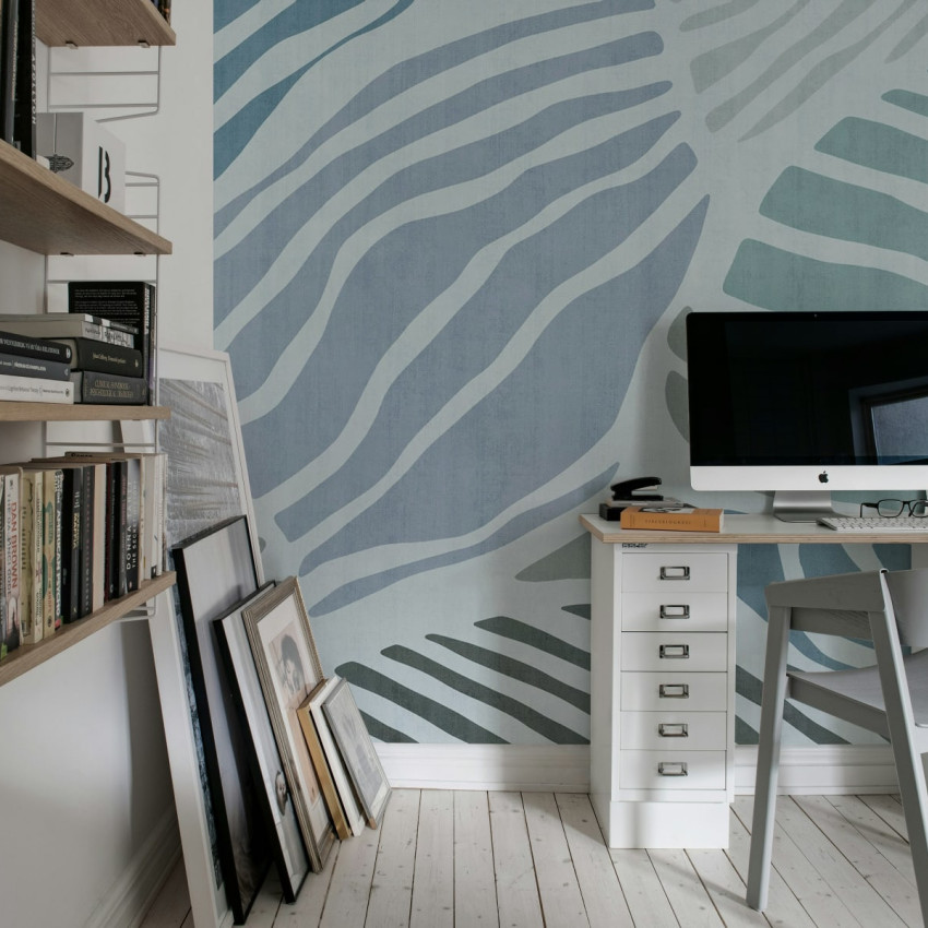 Tapet Graphic Leafs, Coral, cu design abstract cu linii curbate și texturi fine, perfect pentru un dormitor modern și vibrant.