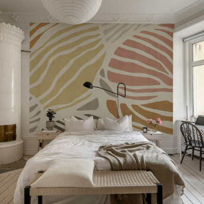 Tapet Graphic Leafs, Coral, cu design abstract cu linii curbate și texturi fine, perfect pentru un dormitor modern și vibrant.