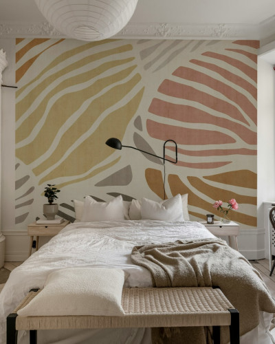 Tapet Graphic Leafs, Coral, cu design abstract cu linii curbate și texturi fine, perfect pentru un dormitor modern și vibrant.