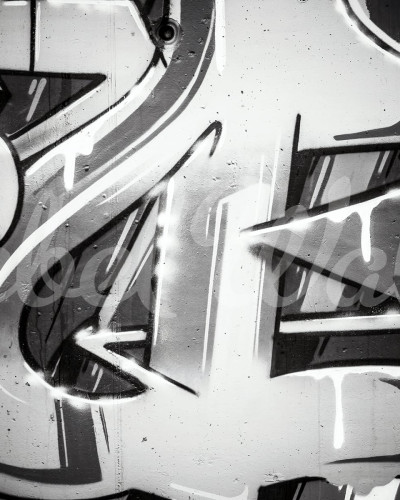 Fototapet cu design graffiti alb-negru, perfect pentru a decora un living, un dormitor sau un birou.