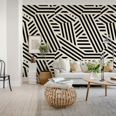Tapet abstract cu dungi negre pe fond crem, instalat pe un perete din living