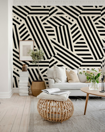 Tapet abstract cu dungi negre pe fond crem, instalat pe un perete din living