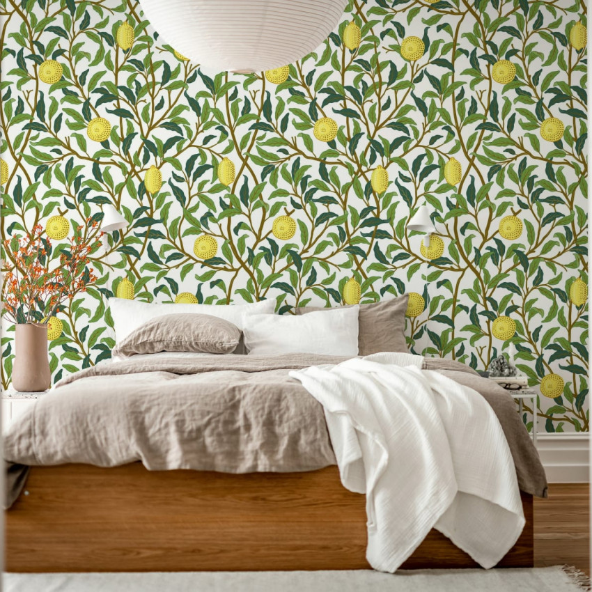 Tapet cu motive botanice, Lemon Garden, Midnight, cu copaci cu lămâi suculente pe un fundal închis.