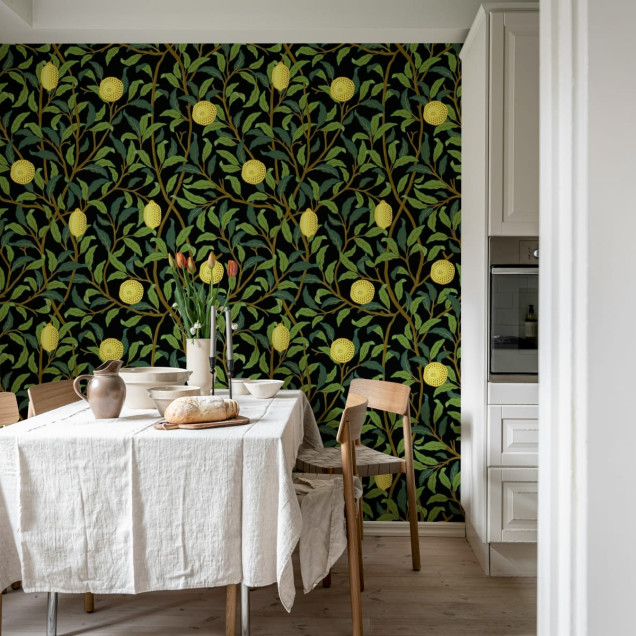 Tapet cu motive botanice, Lemon Garden, Midnight, cu copaci cu lămâi suculente pe un fundal închis.