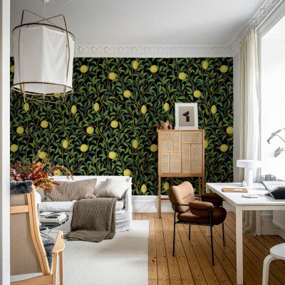 Tapet cu motive botanice, Lemon Garden, Midnight, cu copaci cu lămâi suculente pe un fundal închis.