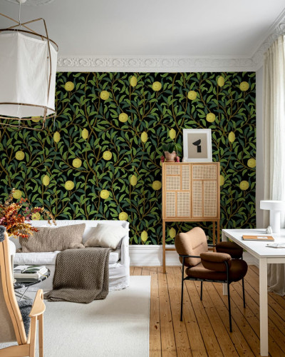 Tapet cu motive botanice, Lemon Garden, Midnight, cu copaci cu lămâi suculente pe un fundal închis.