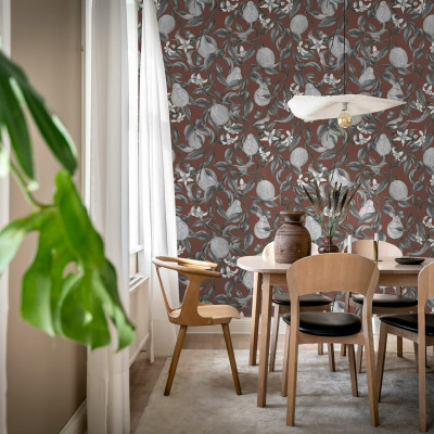 Tapet floral cu pere si flori delicate pe un fundal bordo, intr-un living.