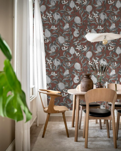Tapet floral cu pere si flori delicate pe un fundal bordo, intr-un living.