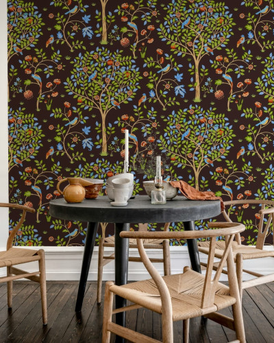 Tapet cu păsări, cu design clasic și elegant, perfect pentru a crea un ambient relaxant și primitor. Tapetul este prezentat într-un interior modern, cu mobilier din lemn și o masă din metal.