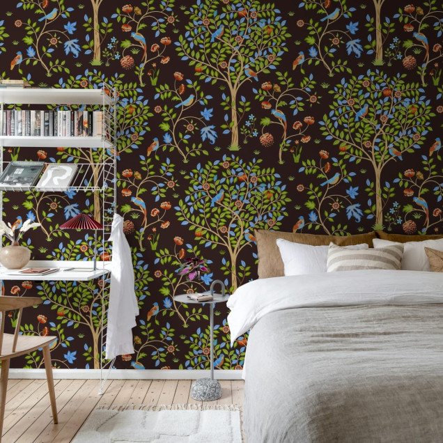 Tapet cu păsări, cu design clasic și elegant, perfect pentru a crea un ambient relaxant și primitor. Tapetul este prezentat într-un interior modern, cu mobilier din lemn și o masă din metal.