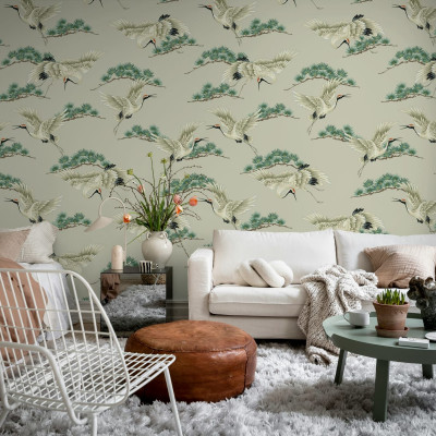 Tapet Flying Cranes Beige, cu macarale albe zburand pe un fundal bej cu accente de verde