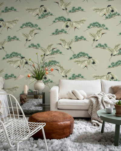 Tapet Flying Cranes Beige, cu macarale albe zburand pe un fundal bej cu accente de verde